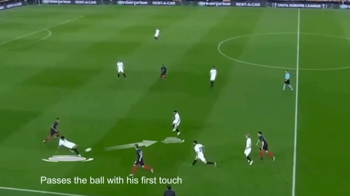 In this example, we can see Carlos Soler (Valencia) recovering the ball under pressure, but being able to find an open player to start the transition.