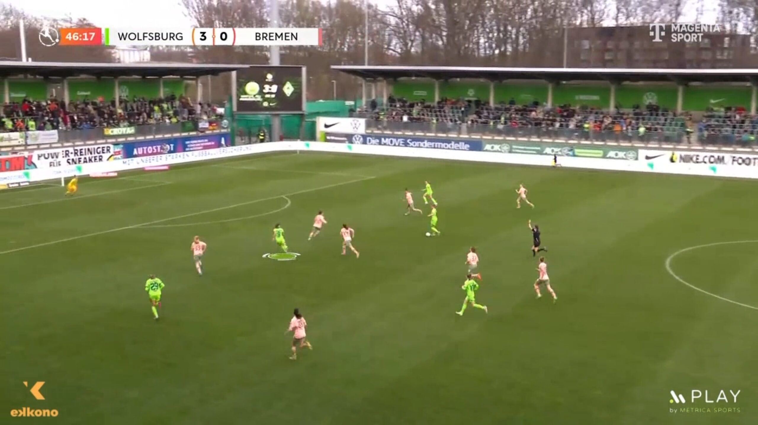 Unmarking 3 – Change of direction Defenders are defending backwards, following Pajor's movement. Her sudden change of direction helps create the necessary space.